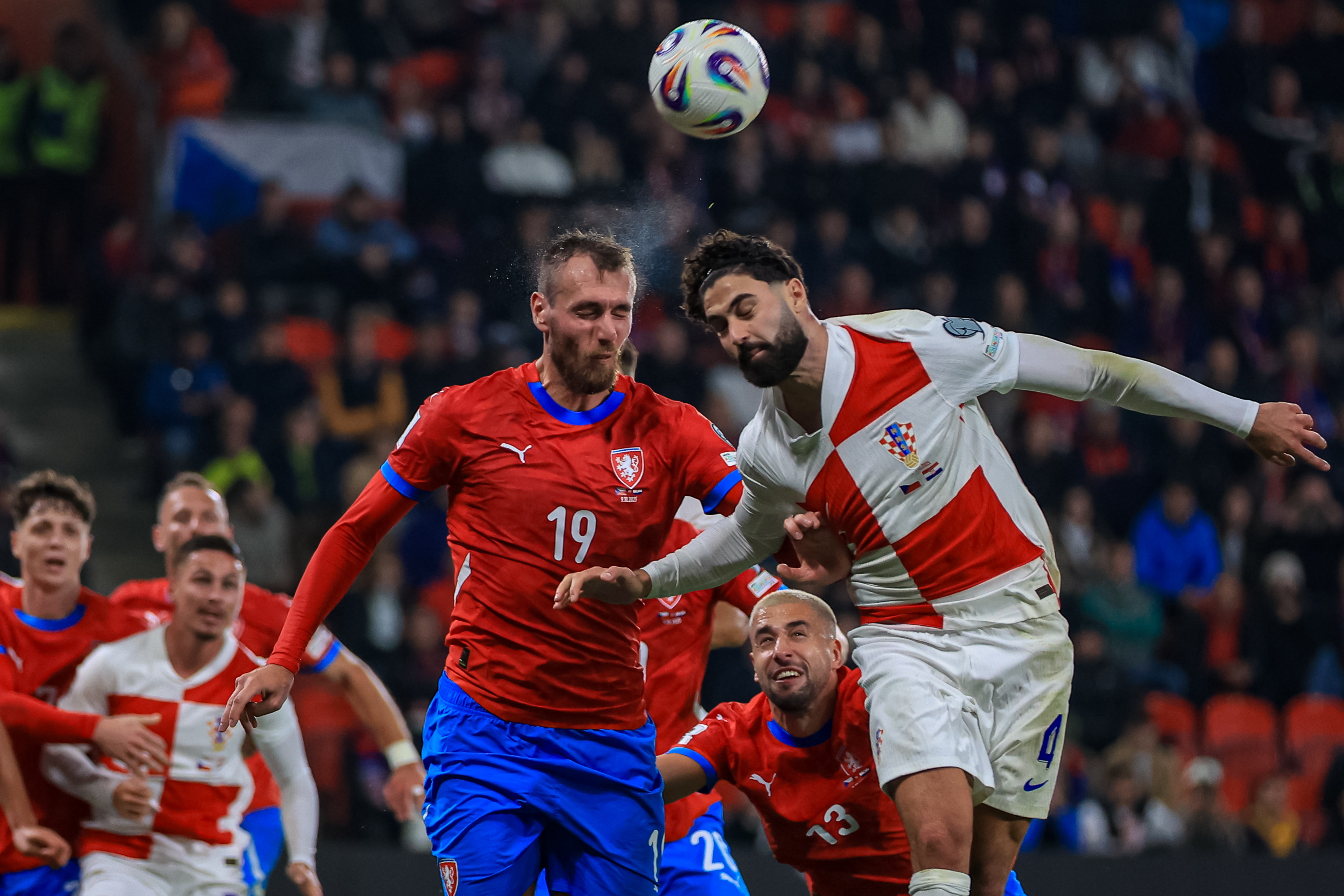 宝威体育-佛罗伦萨客场战平，争夺欧联杯资格进展缓慢(欧冠佛罗伦萨)